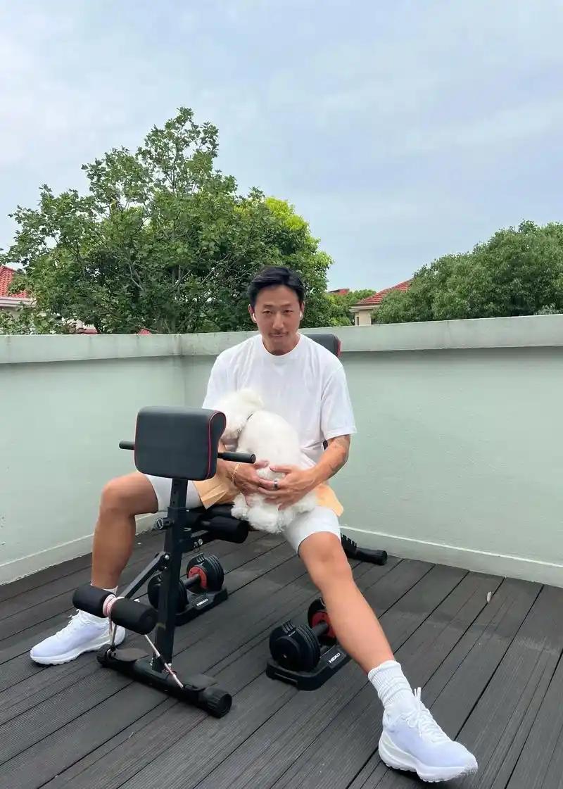 看到身家百亿的施伯雄也舍不得穿贵衣服，才明白为何和何猷君相差十几岁的他会一见如故