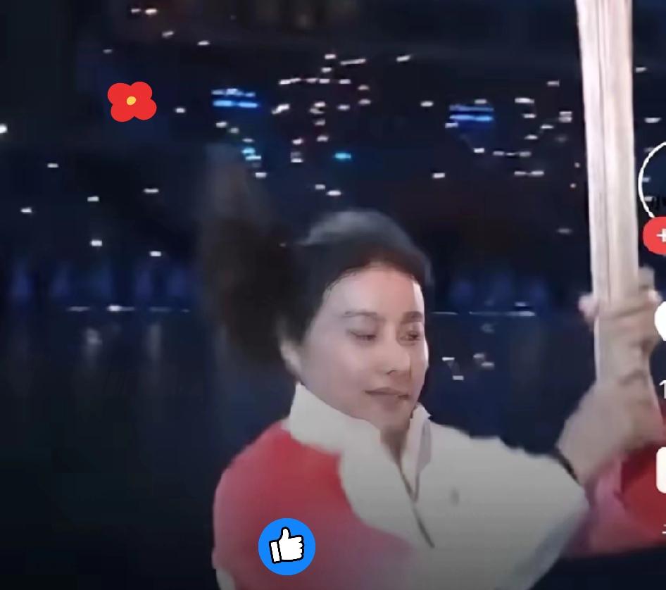 大家看郭晶晶水中传火炬了吗？注意到那个超戳人的小动作没——交棒前，她轻轻向下瞟了