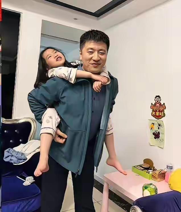女儿本来还能在父亲那里撒撒娇的女儿，一下没了依靠，现实太残忍了！
