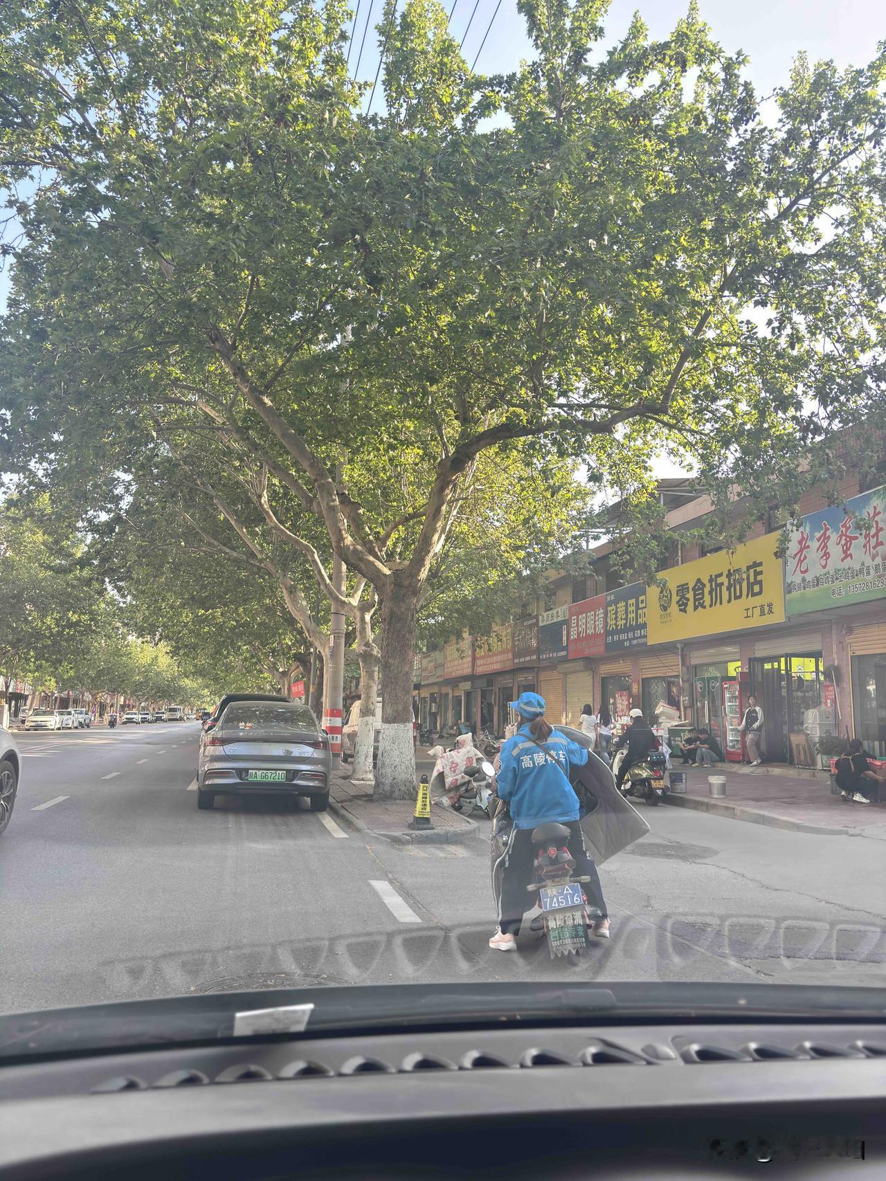 高陵区路边免费停车时代结束了，从四月开始，现在收费了。今天来高陵区，看到有收费员