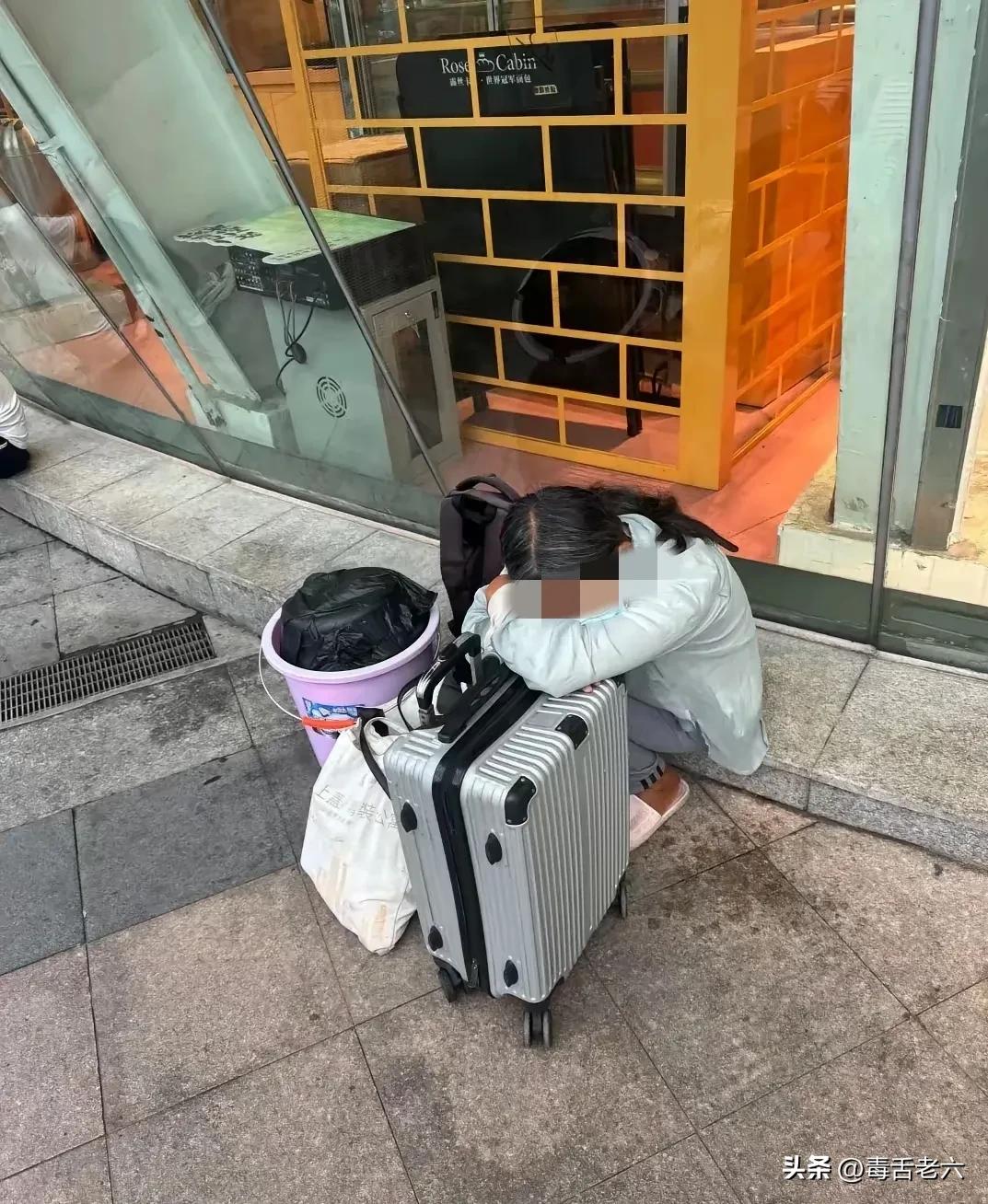 你们敢相信吗？这个蹲坐在广东街边打瞌睡的中年妇女，有路人给她钱都不要，她竟然说只