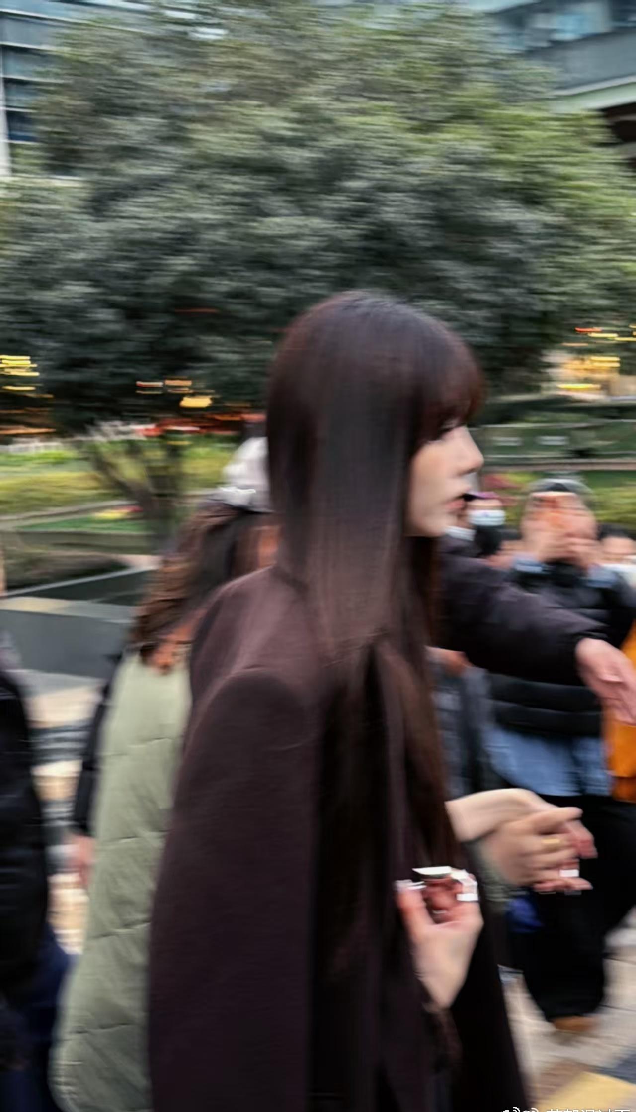 辣妹宋妍霏我笑纳了宋妍霏的时尚表现力真的没话说，甜酷、复古、未来风切换自如，这次