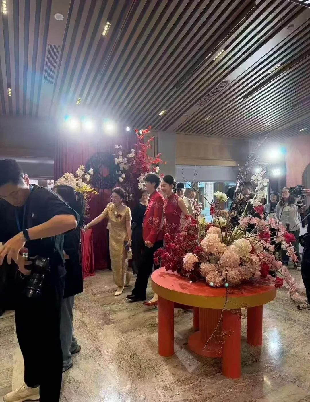 许嵩冯禧结婚了
许嵩