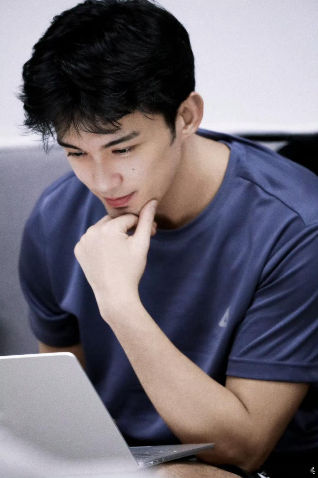 吴磊健身路过吴磊这不是我健完身的男友吗吴磊健身路过，四张不够，好帅 ​​​