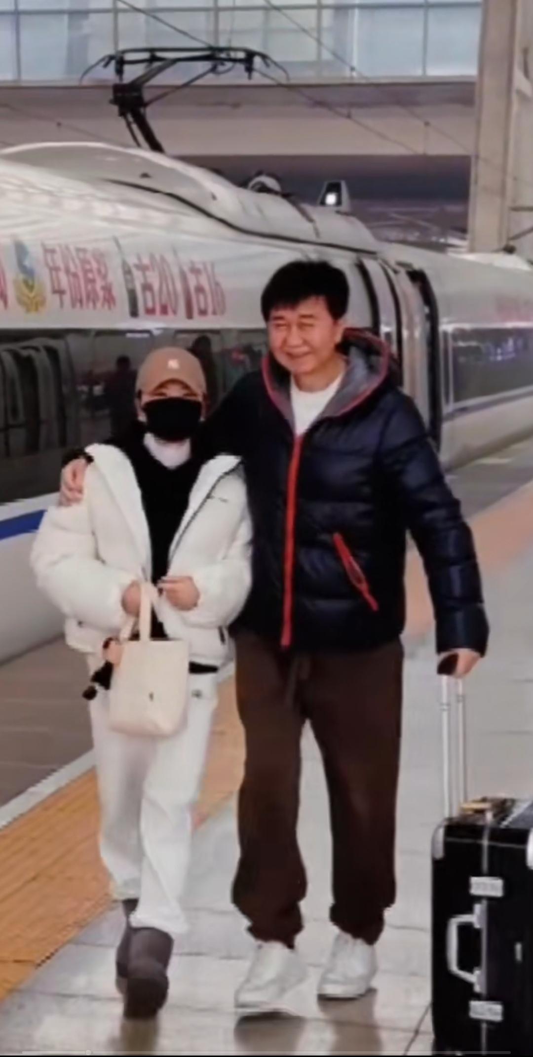 我的天啊，在车站遇见了他俩，简直太开心了，任静身材是真的好，看着一点都不像60多