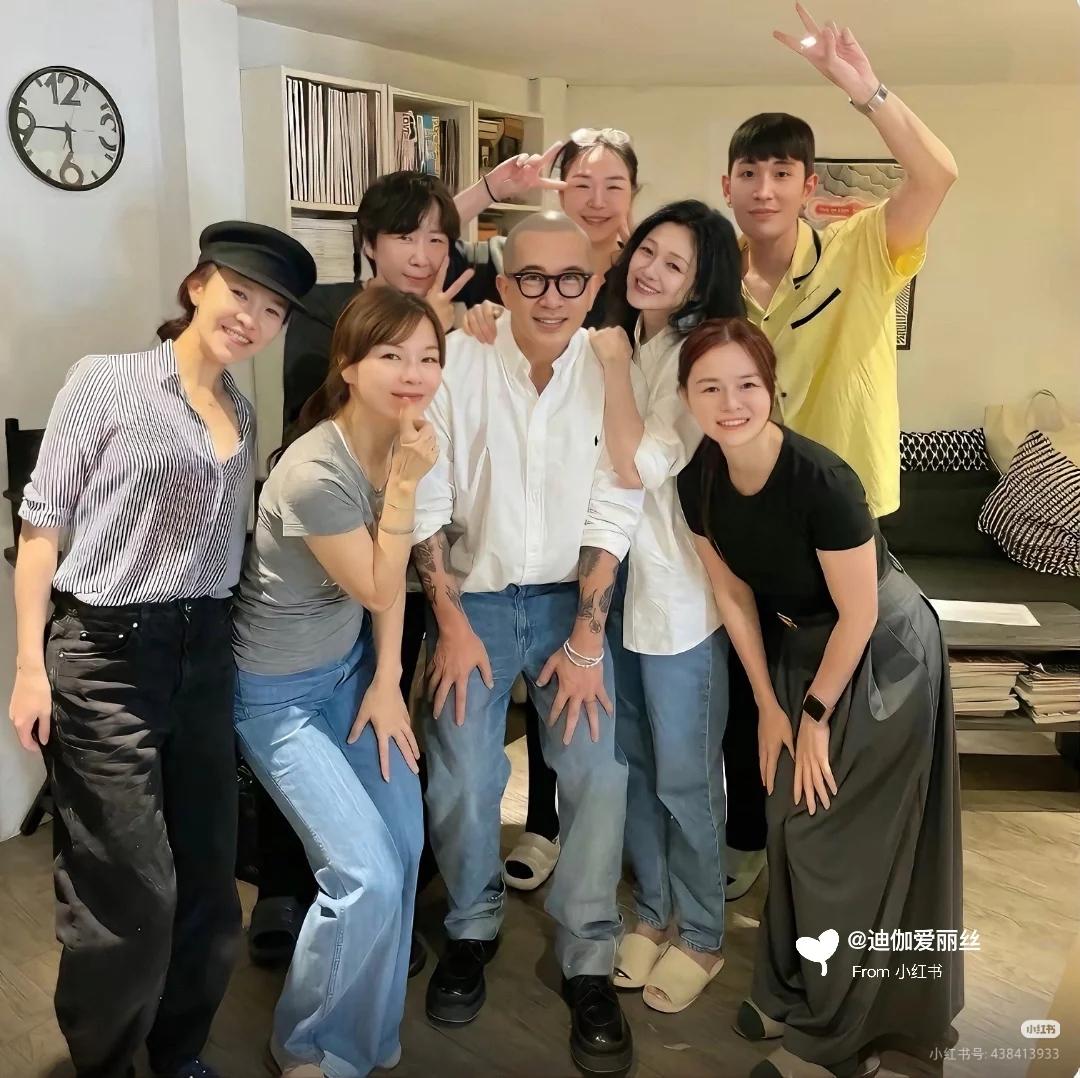 她不爱名牌，为什么老刷前夫的卡买名牌，是不舍得自己买么？她和具要是低调在家恩爱，