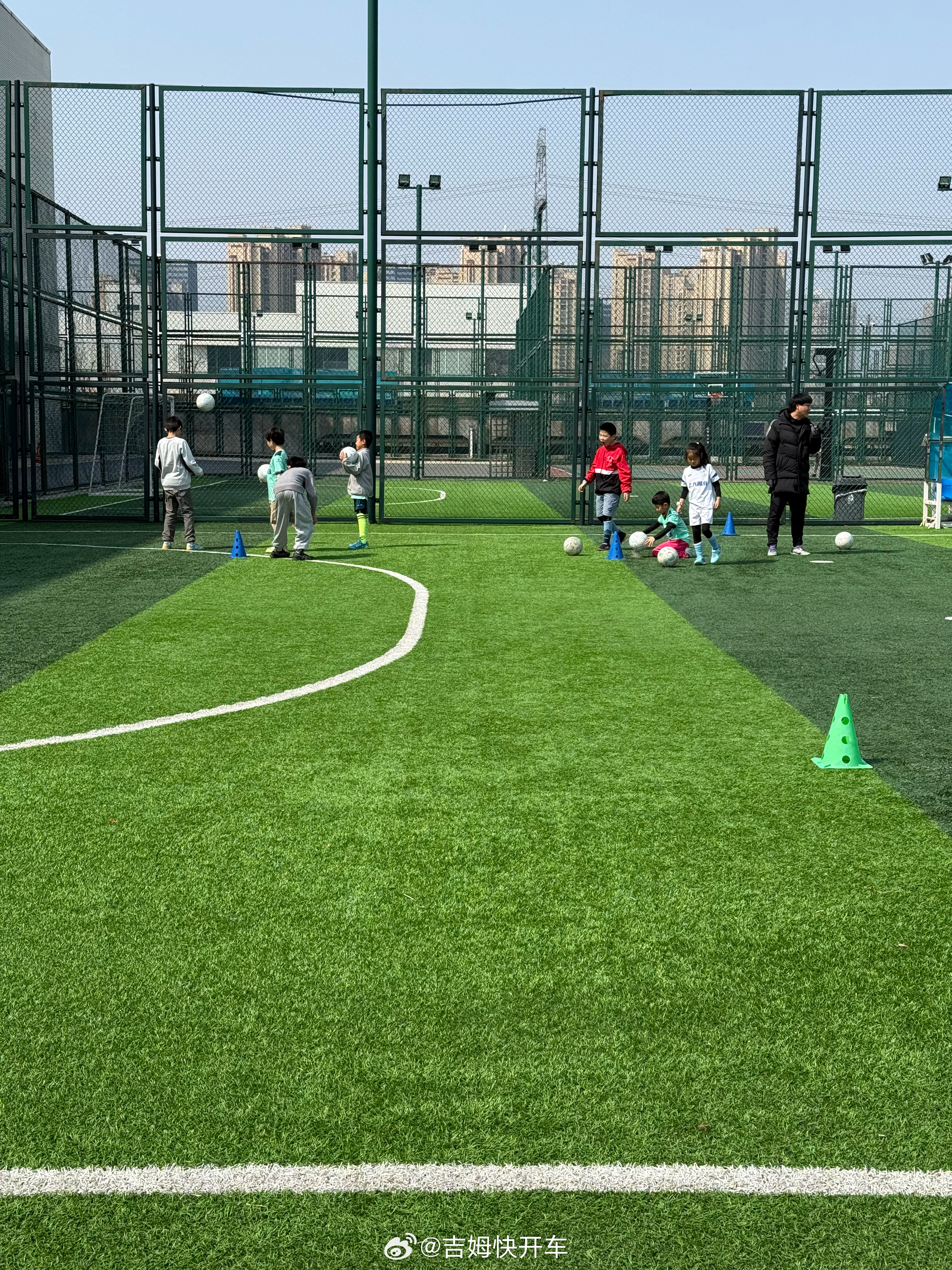 带娃上足球课，我家目前课外班除了足球就是练字了。兴趣班这玩意还是得看娃是不是真喜