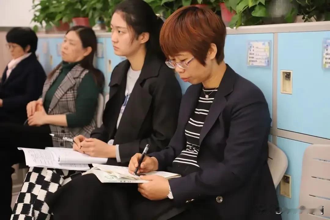 现在的优质课评选真是很奇葩，基本上都是采用的说课的形式，因为它好组织，可以把授课