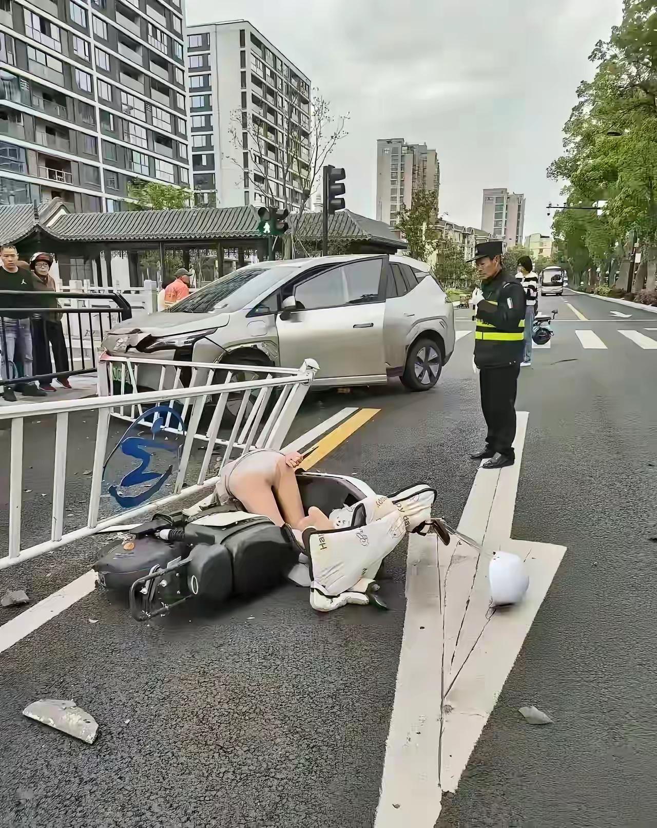 今天下班在路上碰到了，不知道此为小姐姐疼不疼在路上的美女 路上的美女