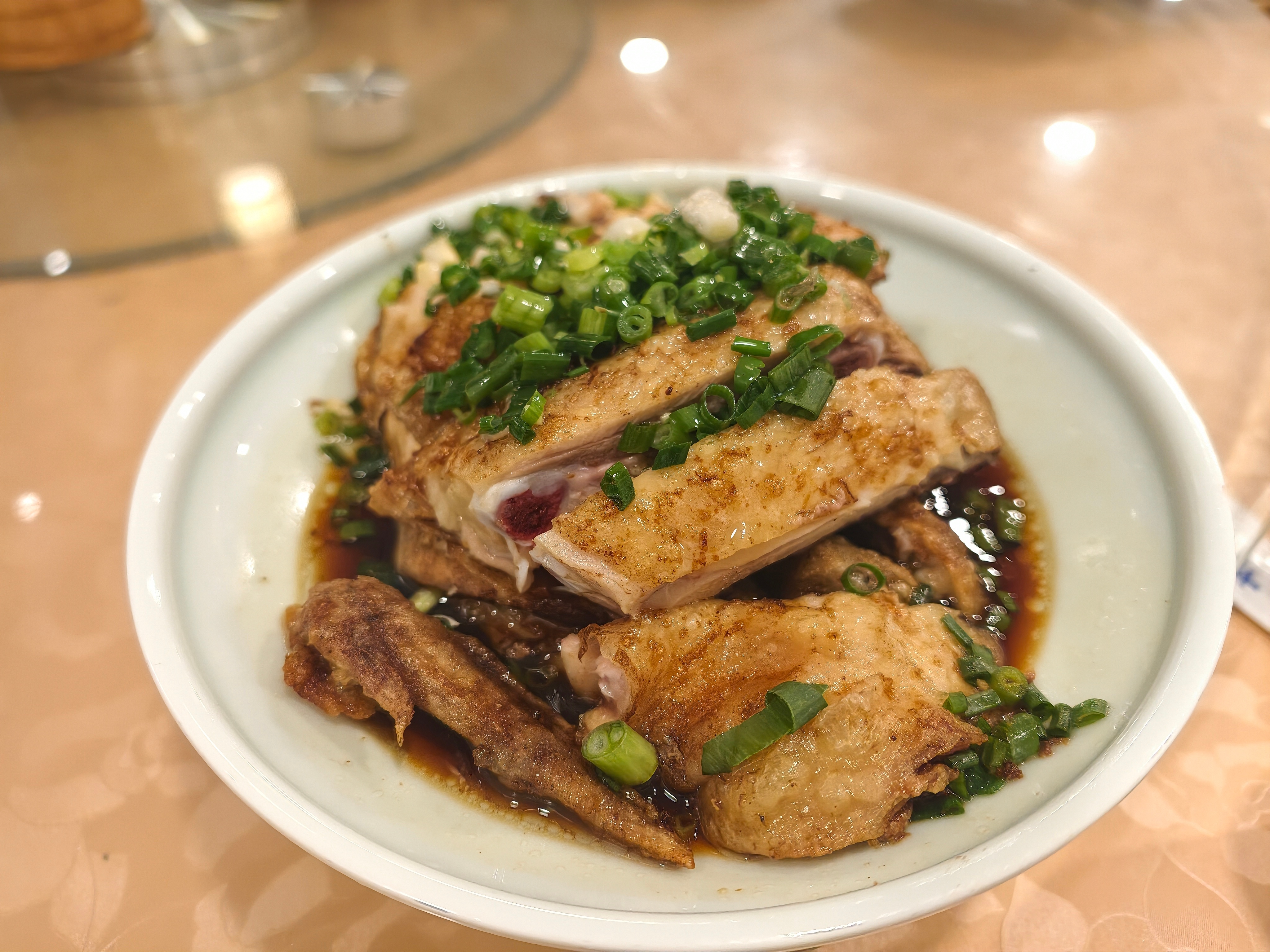 吃宵夜啦，推荐的杭州福缘居真的很好吃。油淋鸡和臭豆腐上大分，卤鸭也很精彩，最出名