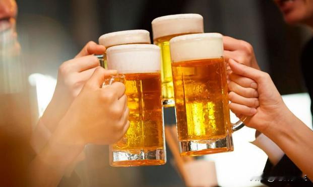 “判得好！”河北石家庄，一名男子喝完酒后，在车里开着音响小憩。交警巡查时，让他做