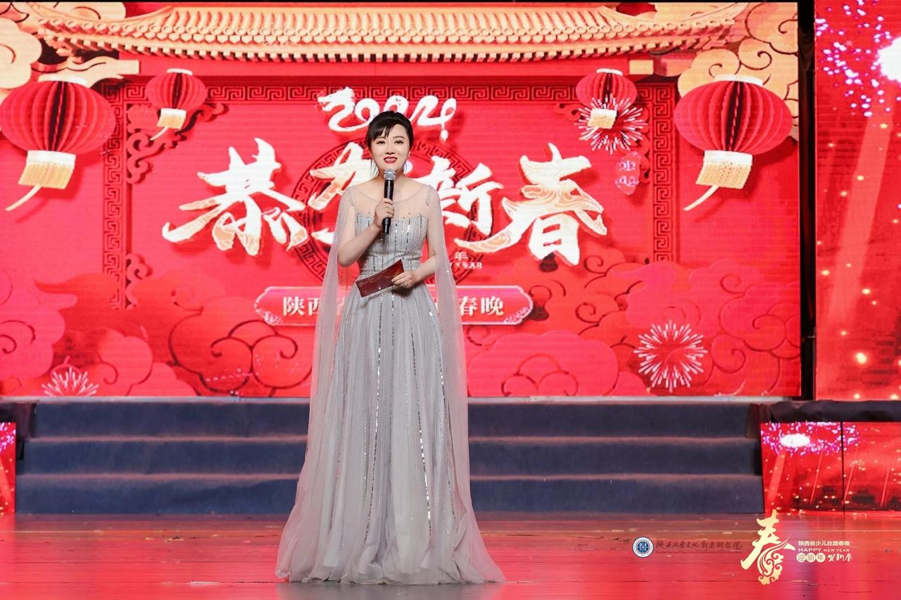 连续主持了三天的晚会，完整地落下帷幕。
​微笑到最后，脸部肌肉都僵了。
​行内管