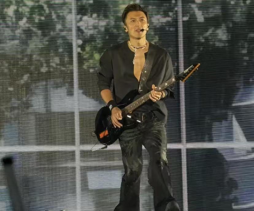 昨晚谢霆锋深圳演唱会上，谢婷婷带着一家子来给哥哥应援，排面拉满。谢婷婷男友是外国