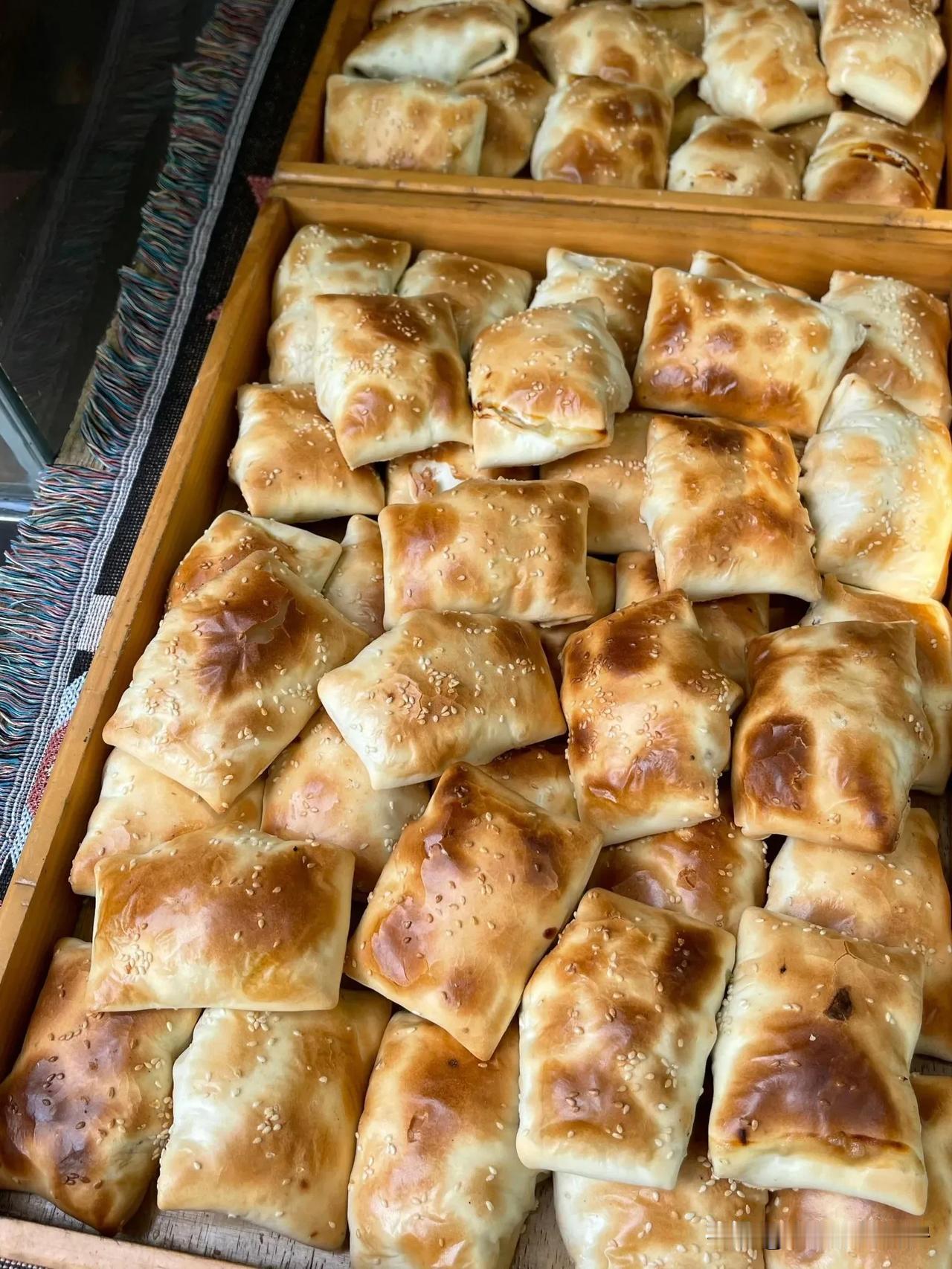 路边吃到的烤包子好像还不错，碳水星人的天堂，就爱这一口街头小吃，吃吃喝喝那烤包子