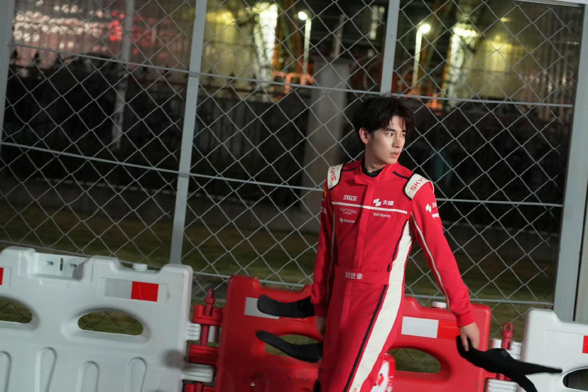 胡先煦曾回应AI对演员的冲击胡先煦说告诉观众我能比AI做的好不畏惧也不轻视，用专