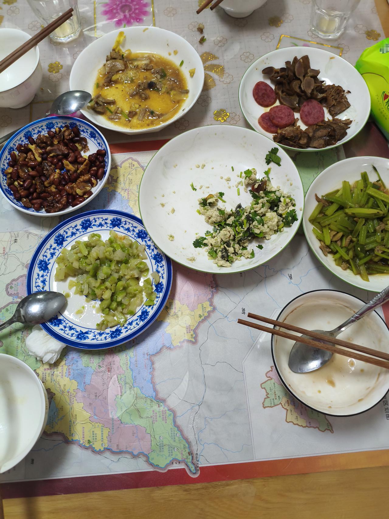 宝贝领对象回家过年，在家吃的第一顿饭，有点素～

早上两个去扎龙看10：30分的