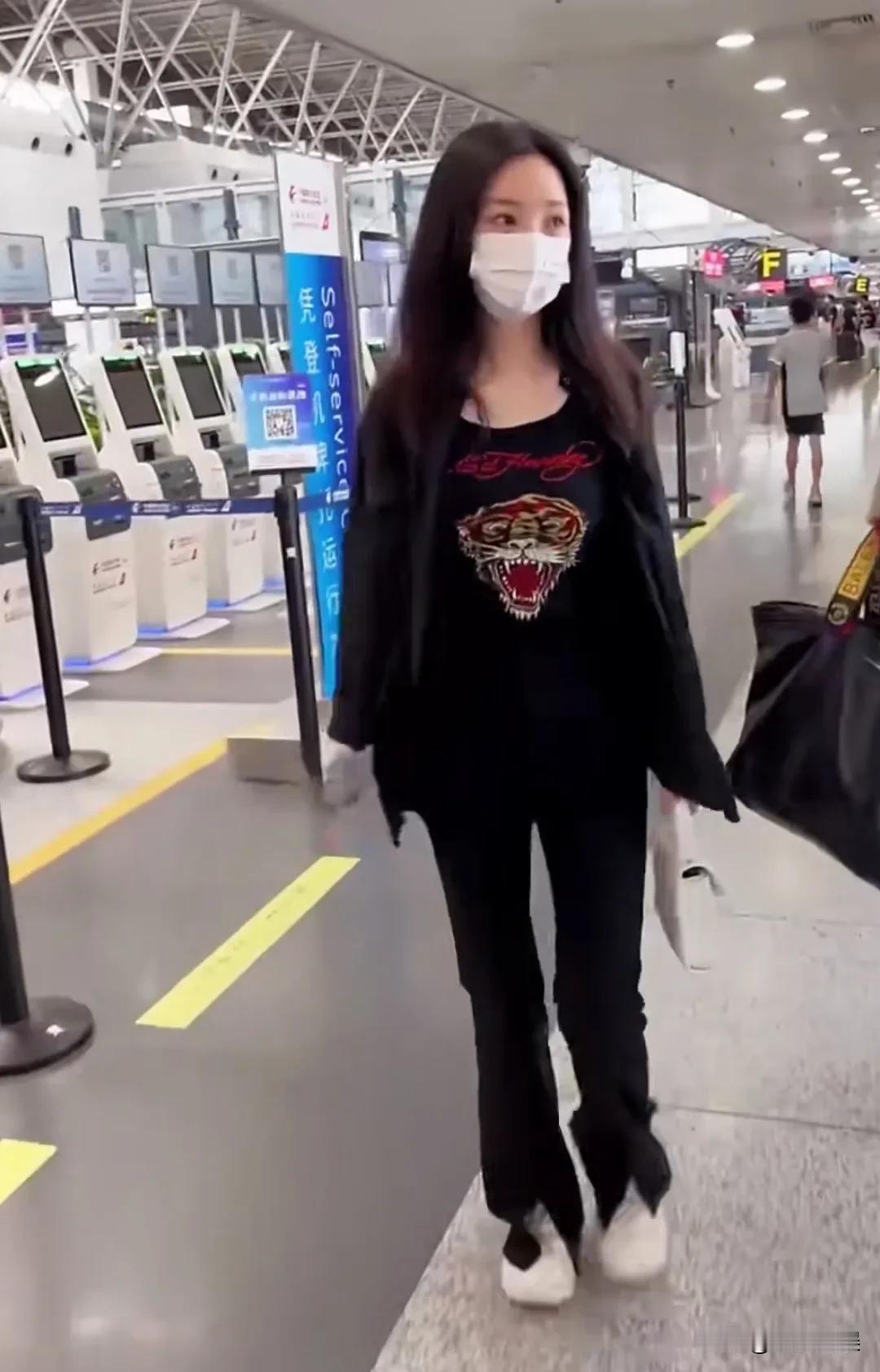 柳岩低调现身某机场，本人瘦了好多啊！
45岁的柳岩，穿着一身黑色现身机场，黑色紧