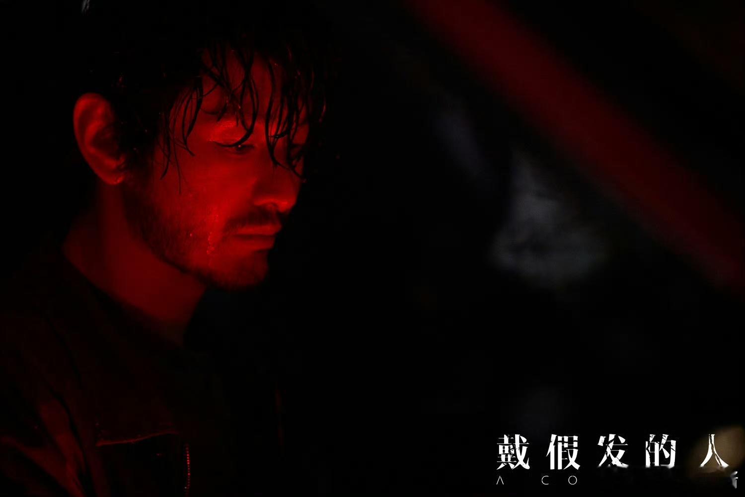 黄晓明两部电影身材对比  从健壮到消瘦，黄晓明在两部电影中的身材变化让人惊叹。这