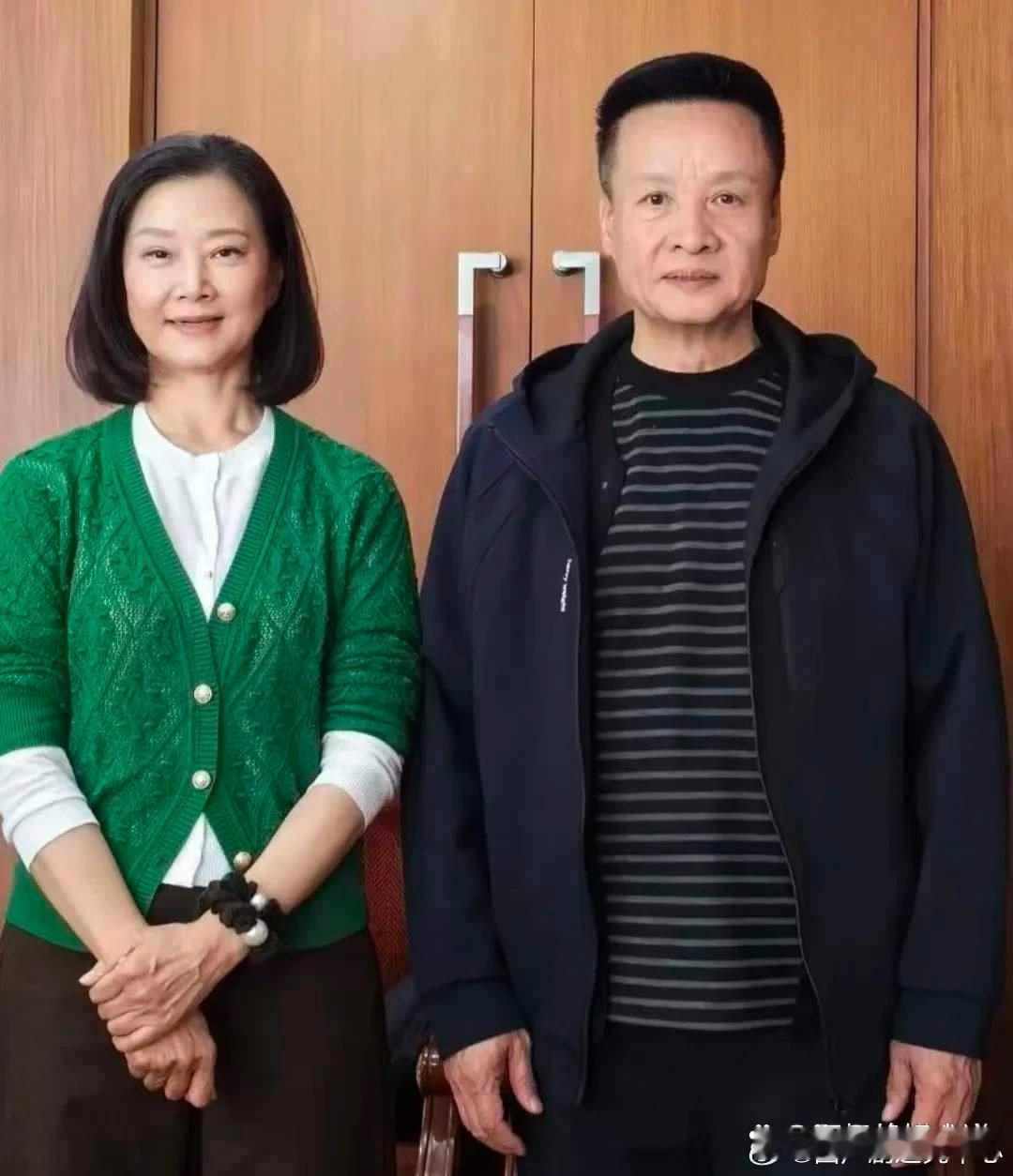 宋祖英近照，肉眼可见的老了，已经有奶奶模样了，真是时间摧人老！ 