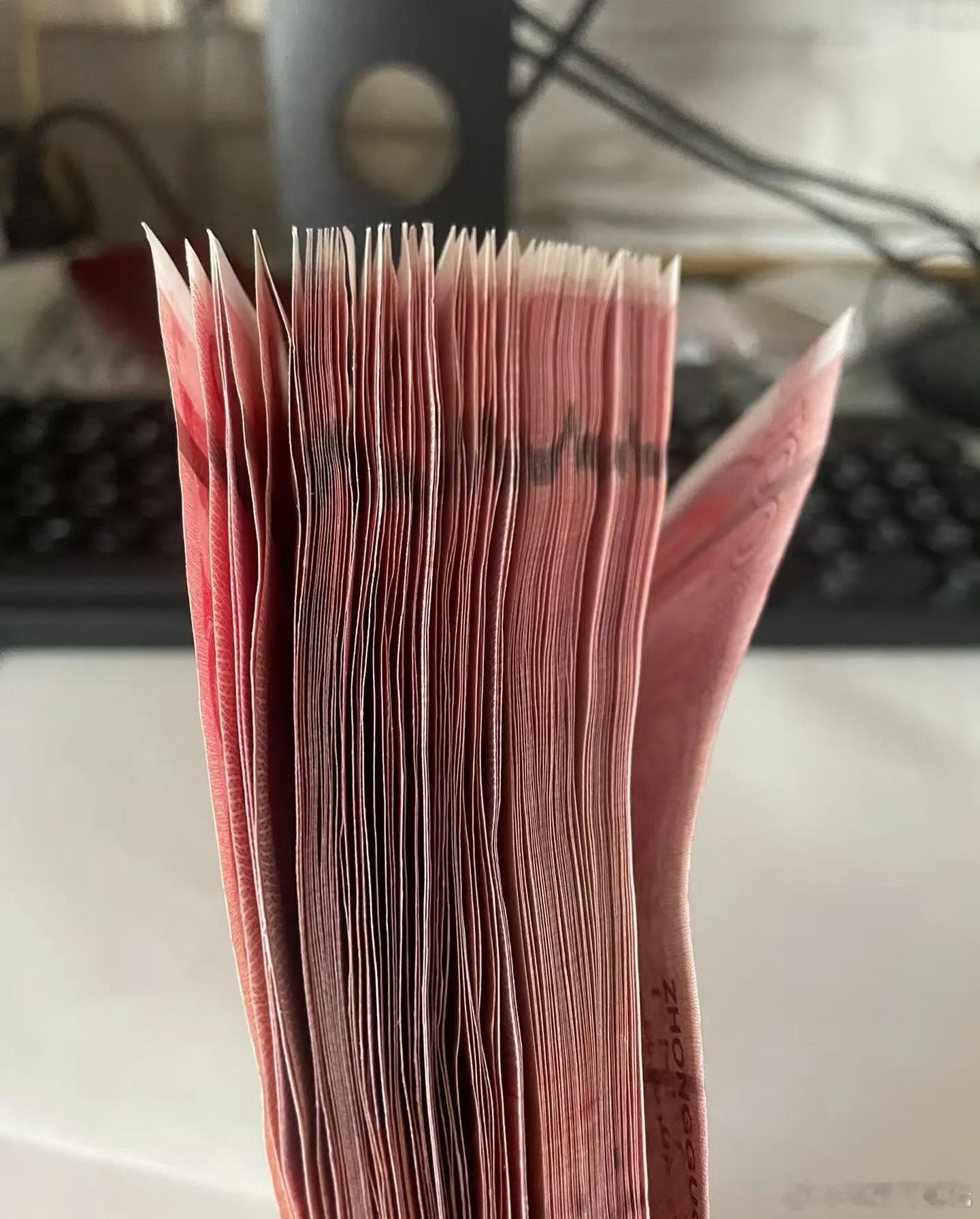 突然意识到1万块这么有质感已经好久好久好久没用现金了，原来1万块居然看上去这么厚