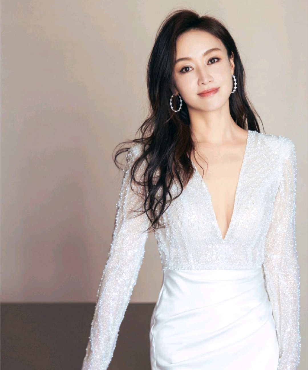 从容又大方，私下也很接地气。愿意走出舒适圈挑战新舞台，这份勇气特别加分，认真努力