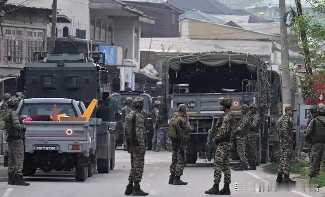 泰柬边境战火烧疯了！81万人流离失所，泰国要跟柬埔寨开干？

泰柬边境彻底炸锅！