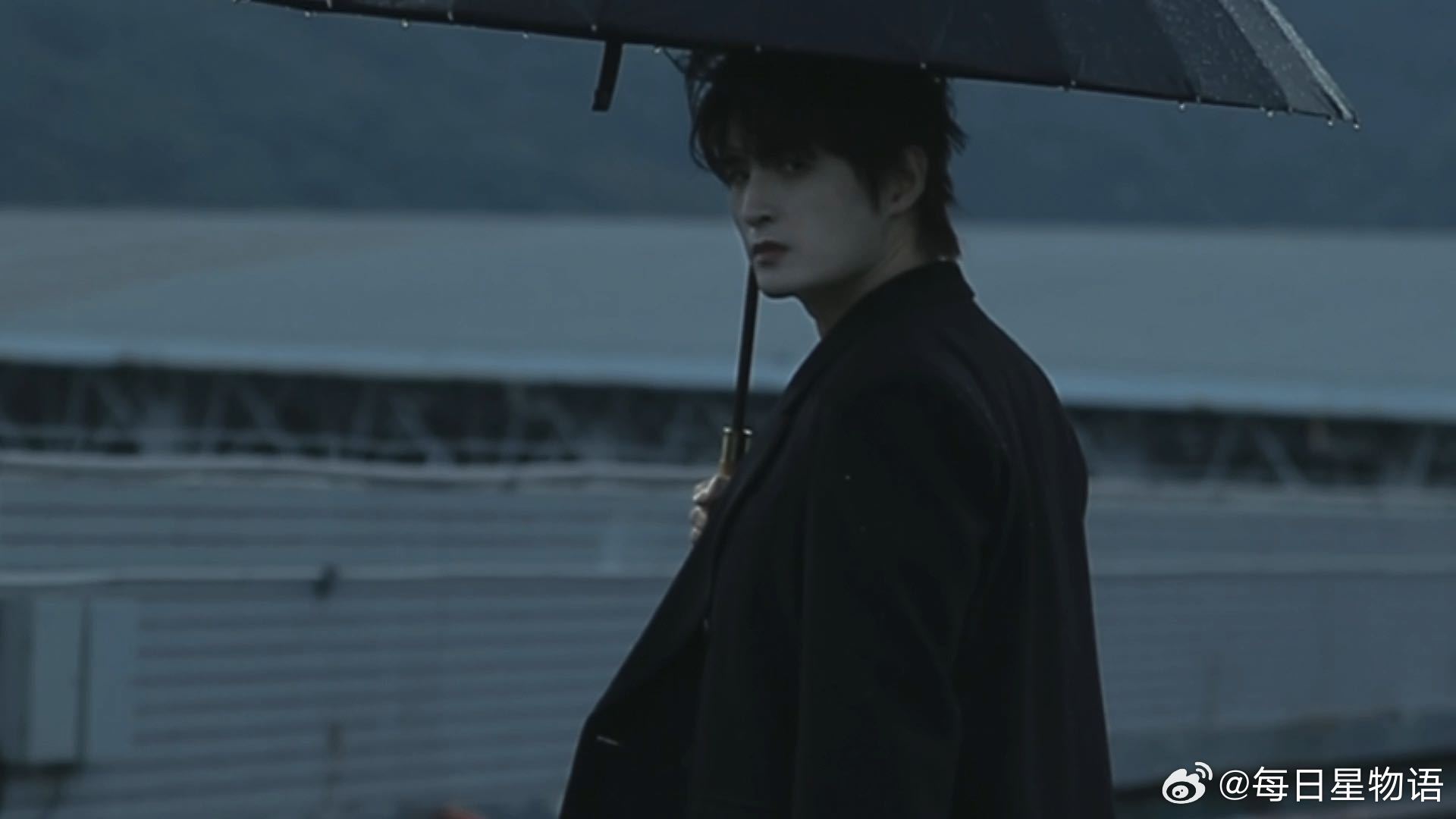 张远是来微博之夜拍007的吗 这特工感真的拉满了！不是来参加微博之夜，是来拍00