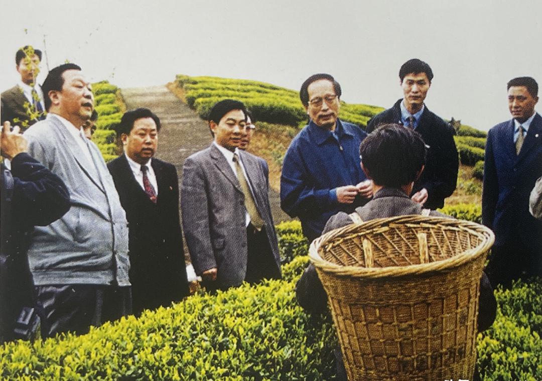 他是高级工程师，早年留学苏联，回国后在兰州石油化工机器厂，从技术员成长为厂长￼￼
