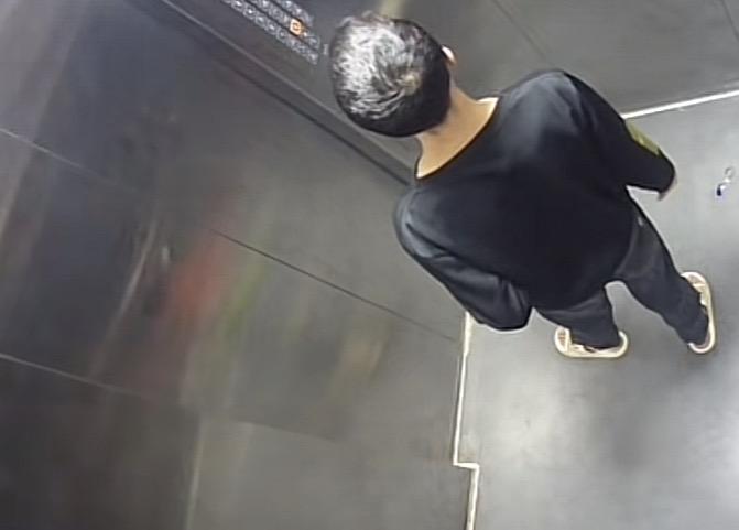 吸烟的危害远比我们想象中的大！
这不江苏的一男子，长期将烟头扔在同一个地方，结果