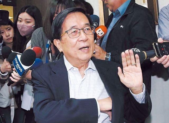 台湾青年联合会理事长何溢诚曾发文写道：“万一大陆要对台动武，恐怕连解放军人影都还