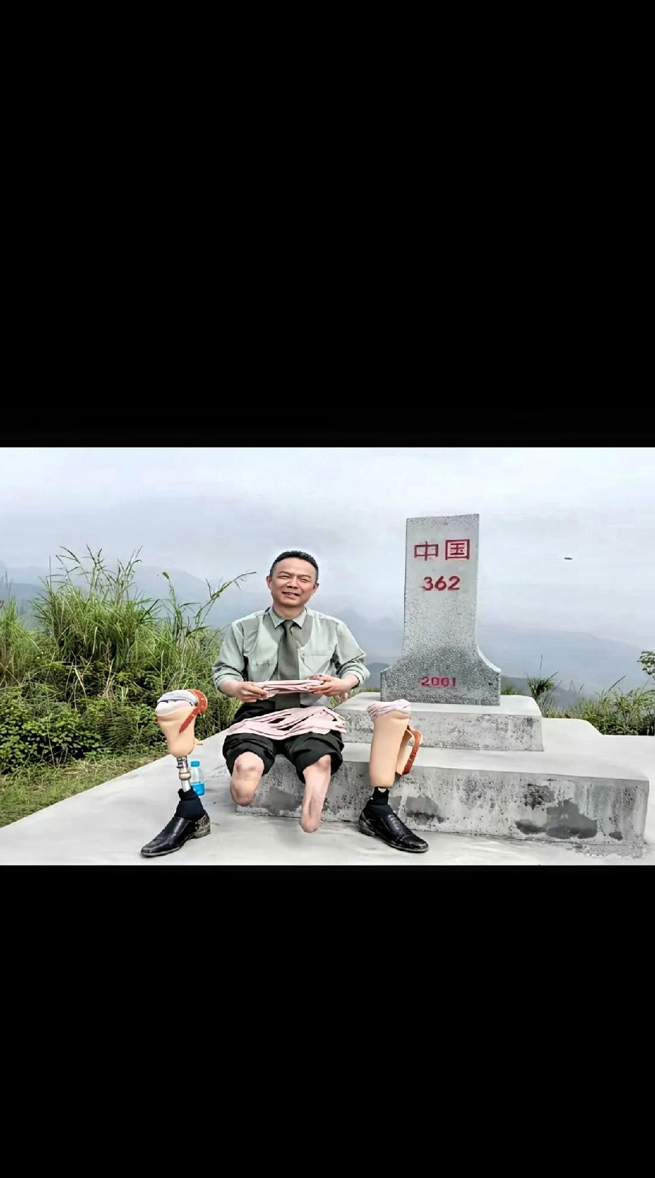 让人心疼和泪目！
照片上的英雄名叫王曙光，今年六十二岁，对越自卫反击战一级战斗英