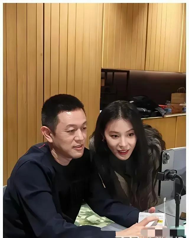 看李斌老婆和小鹏老婆对比，可以得出一个结论。

娶一个漂亮的老婆，有时候还不顶用