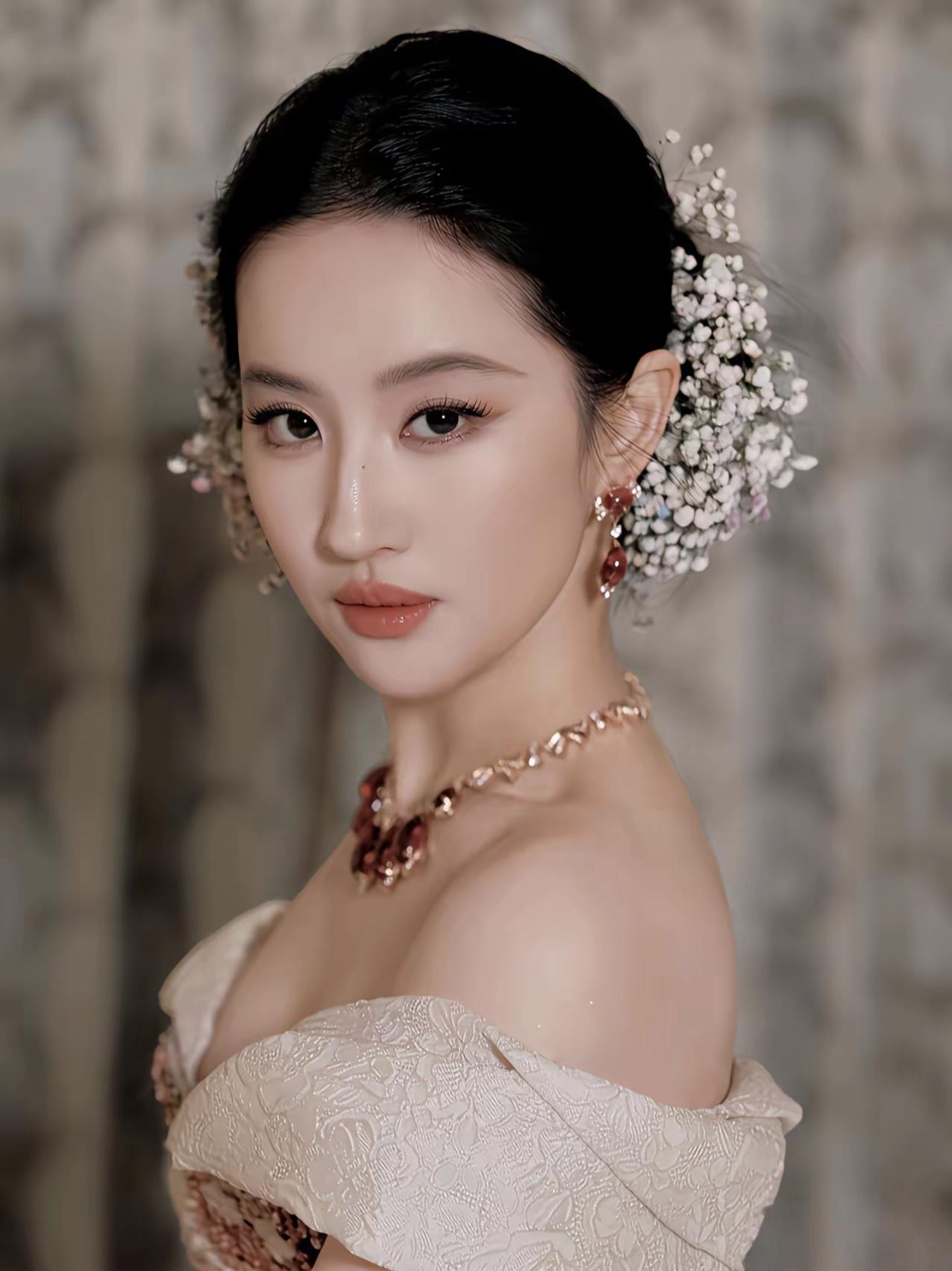 刘亦菲以其大气璀璨之美，成为无可争议的焦点。她的美，无需争论，正如星辰，自然闪耀