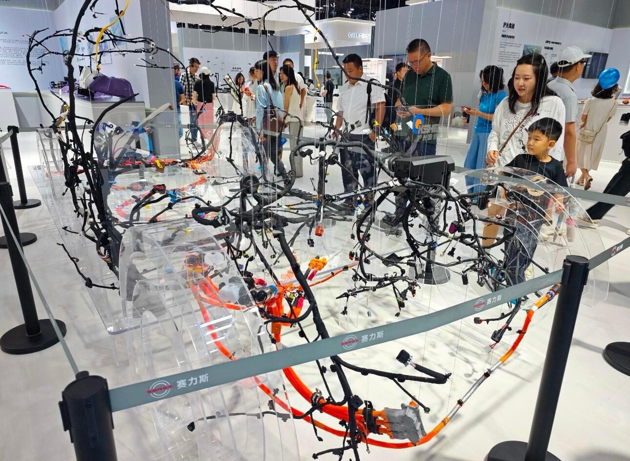 一辆新能源车的线束能有多复杂整车电线按实车路径1：1复刻，搭成一个三维立体框架。