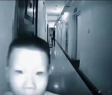 今天我们要说的是震惊全网的“袖珍人敲门事件”！
那天晚上，小美加完班回到家，累得