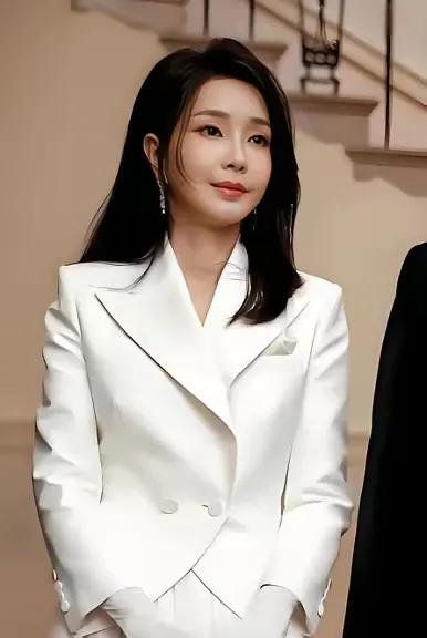 李在明还是对金建希心软了！消息传来，韩国特检组证实，尹锡悦的戒严跟金建希无关。不