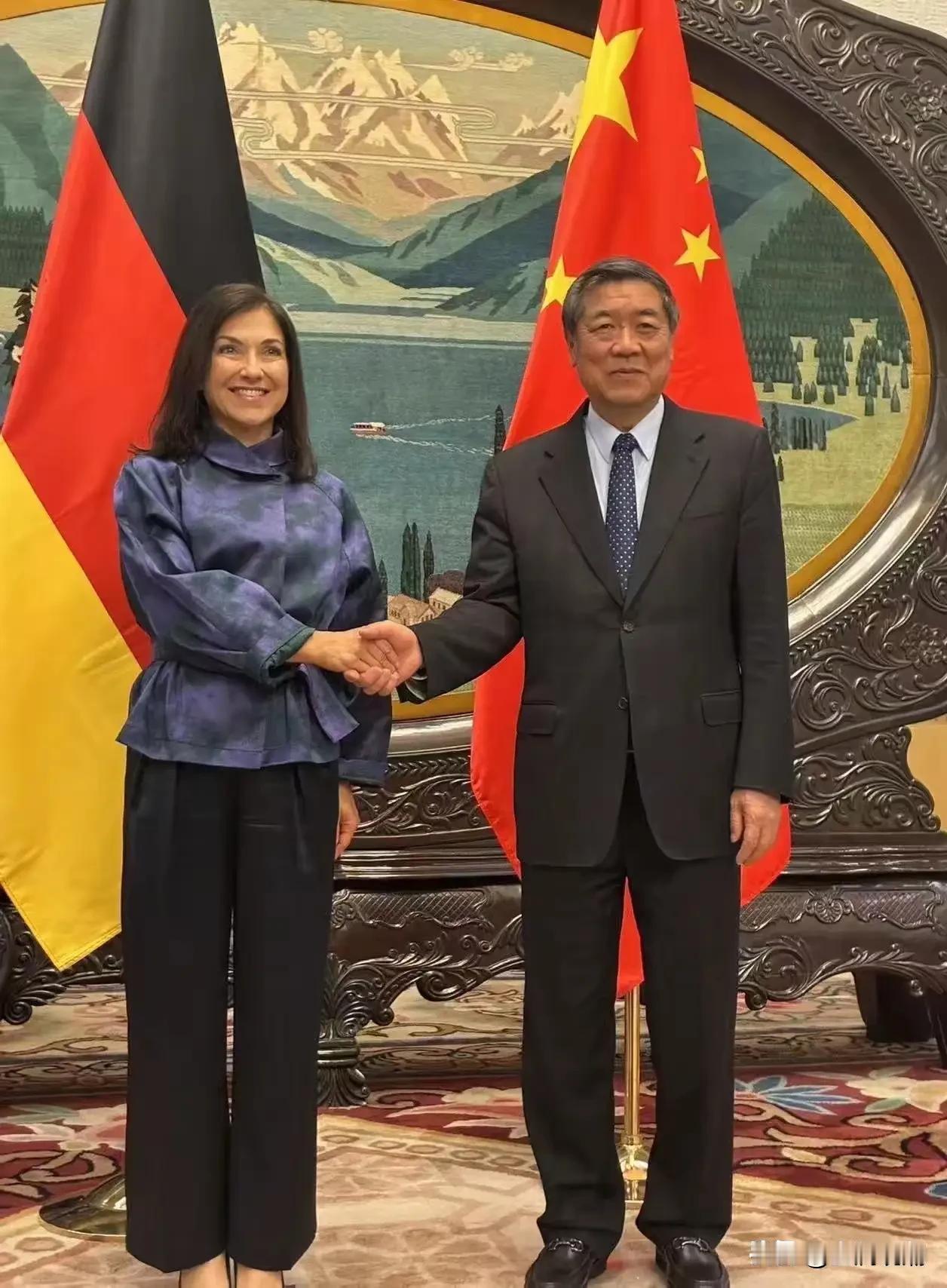 德国经济能源部长赖希访问北京…
 
5月27日下午，中方在北京人民大会堂会见德国