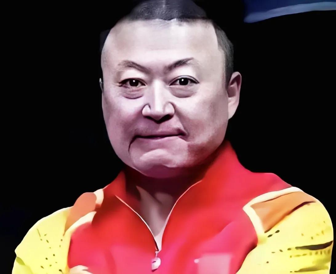 给马琳点赞，世乒赛插曲，颁奖典礼马琳主动示意先给运动员挂奖牌
伦敦世乒赛颁奖礼上