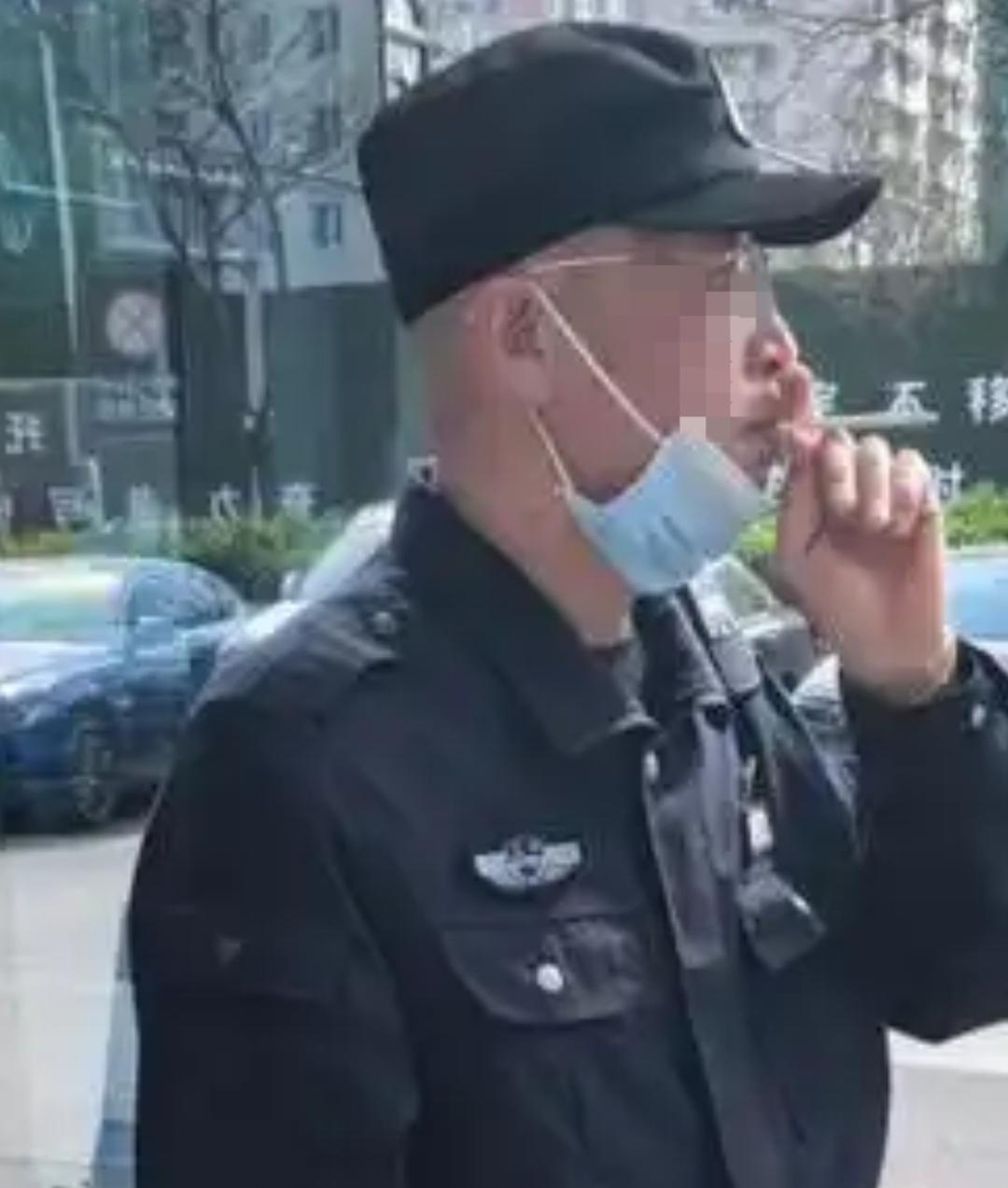 昨天中午新来的保安在巡逻时候看到四下没人，就偷偷的点了一根烟，躲在角落里抽了起来