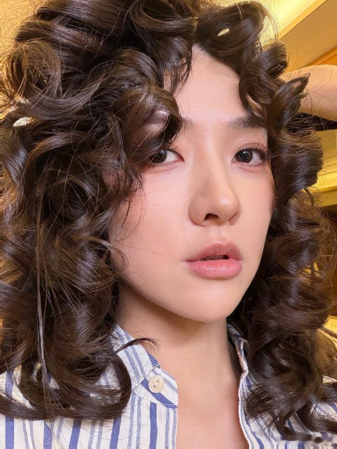 梁洁是去胡德禄那弄的时兴发型吗 梁洁羊毛卷发型  新发型鲨疯了！这头羊毛卷也太适