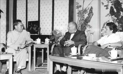1963年6月16日，周恩来总理在中南海颐年堂会见了巴西里约热内卢巴中文协副主席