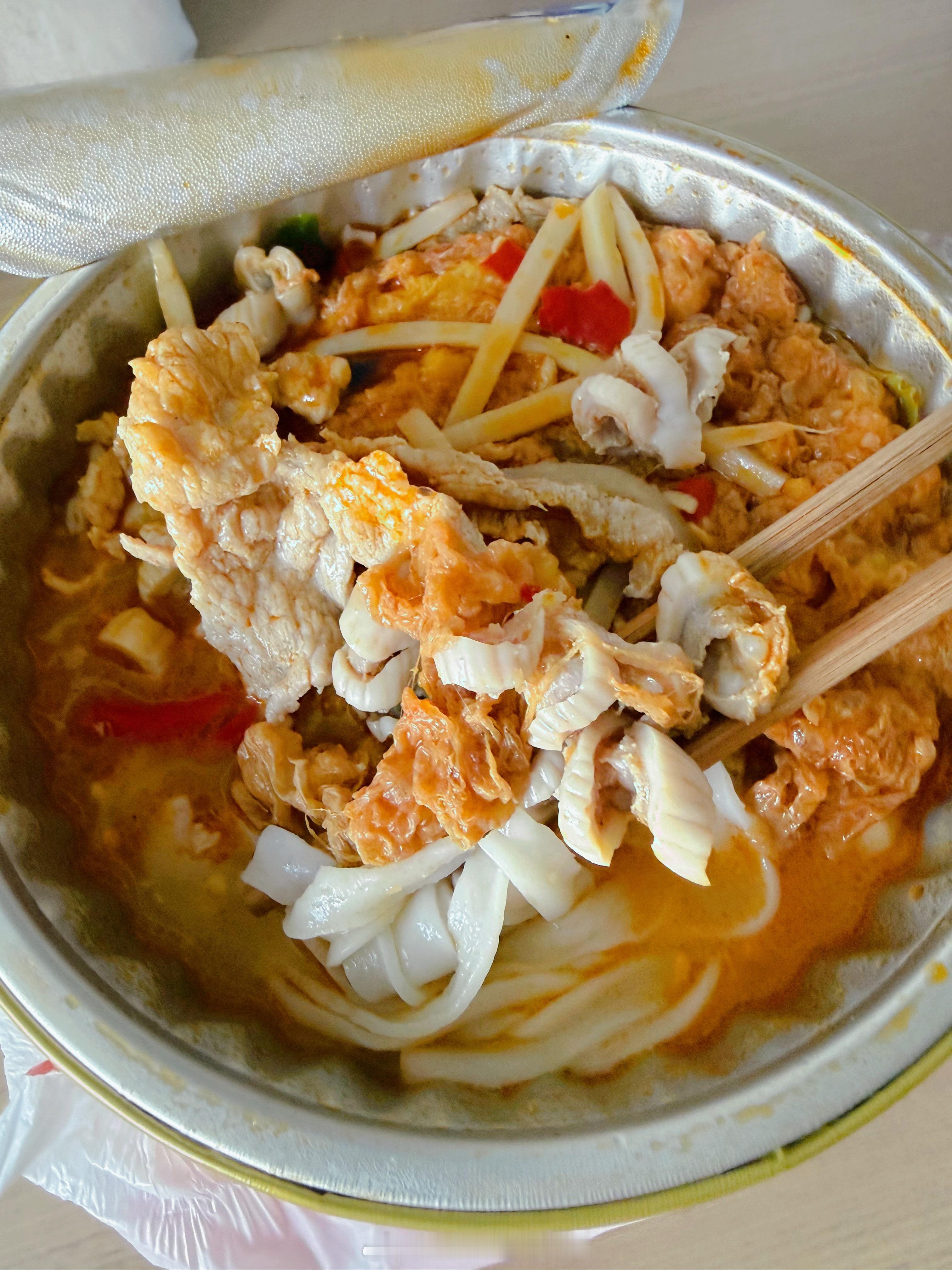 今天中午特地没吃饭，就为了酣畅淋漓地狂炫一碗老友粉！！！此刻身心舒畅，跟按了90