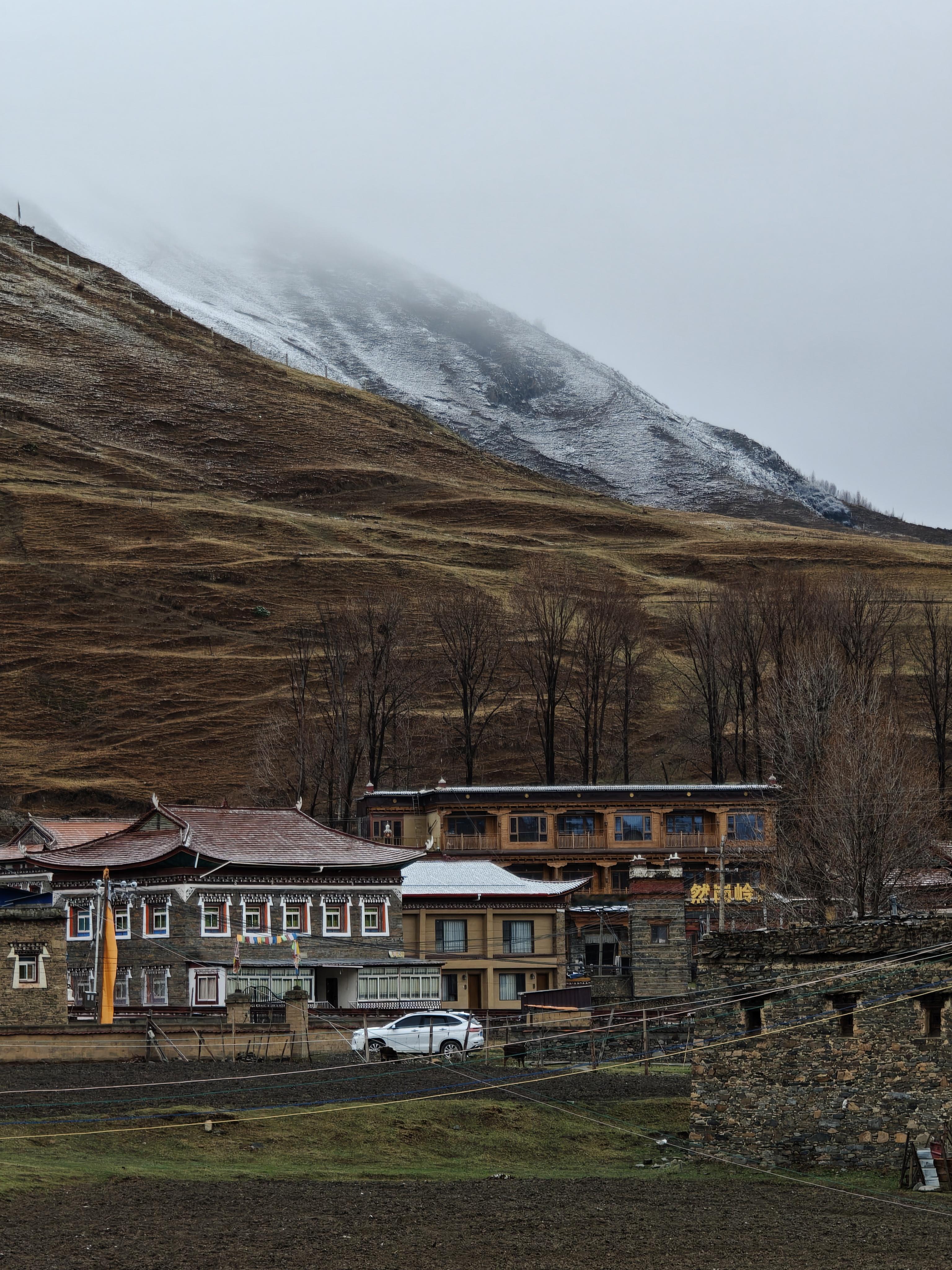 早，今天起来外面是这样的。睡一觉起来直接高反了，现在海拔3500。 