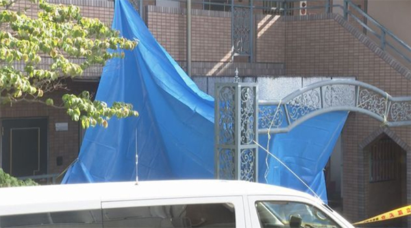 #日本女童伴父母腐尸独处数日# 【日本一对夫妻持刀打架后身亡，5岁女童伴尸至少5