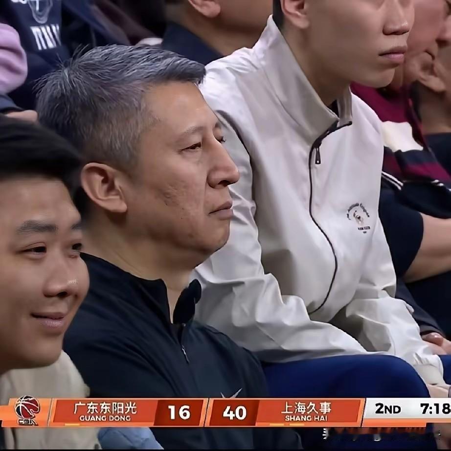 郭士强观摩广东男篮主场对阵上海男篮的比赛。郭士强喜的是张镇麟状态即将达到巅峰，这