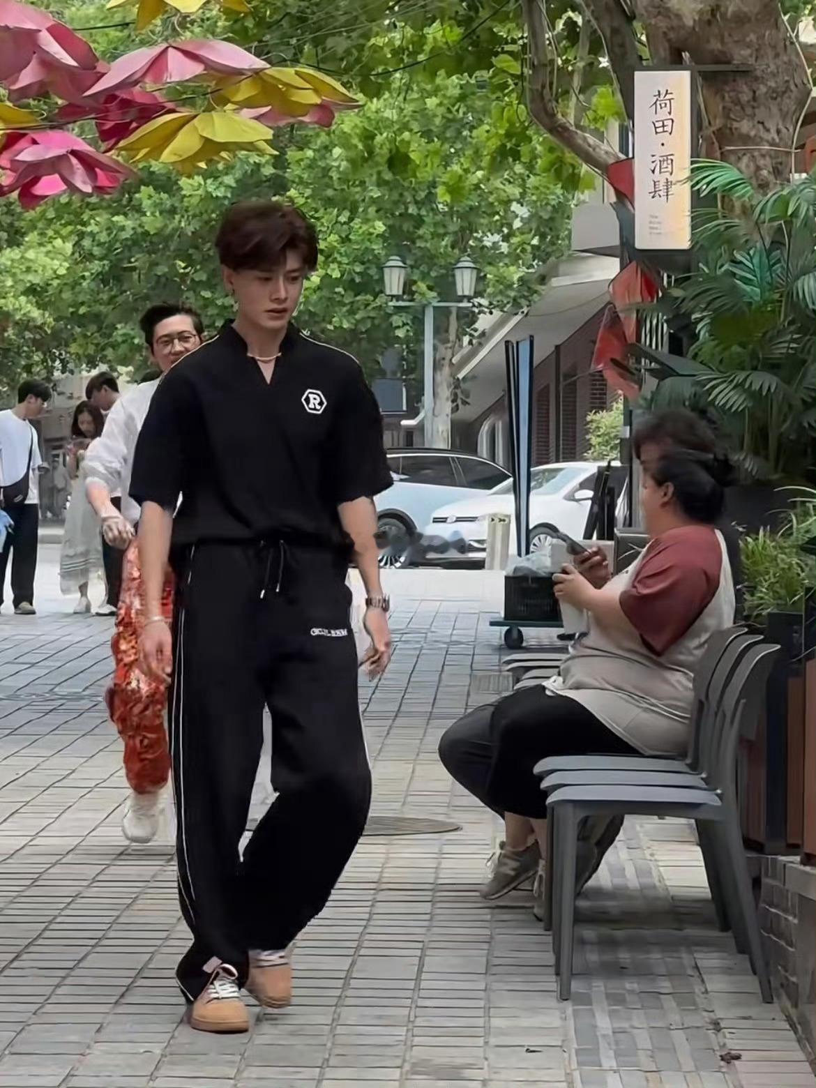 路人偶遇镜头下的任嘉伦，你说他今年几岁？？ ​​​