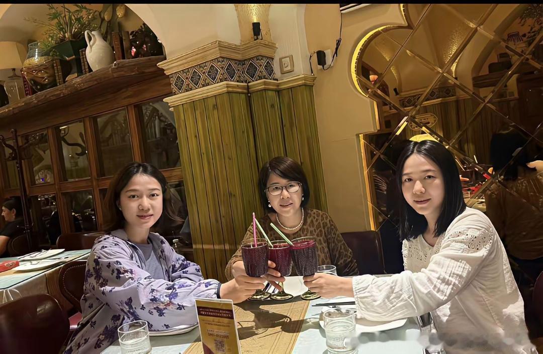 翁帆的那拉提草原行程，在餐厅与母亲石玉钿、外甥女聚餐，身着浅紫碎花外套，神态悠然