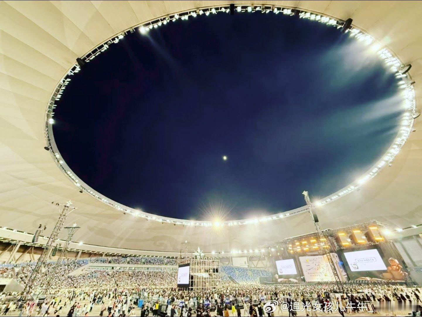 周深[超话]因为有你 成都体育场的天空好美 ​​​