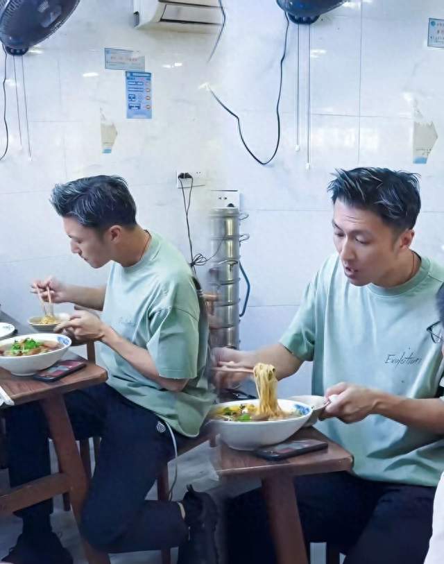 谢霆锋路边小店吃面，没有保镖，太接地气