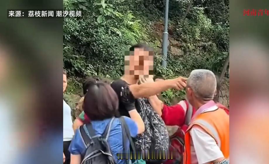 “太嚣张了！”近日，贵州贵阳，一大爷用弹弓驱赶猴群保护游客，却遭到一男子指脸威胁
